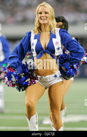 25. Oktober 2010 wie die New York Giants besiegen - Arlington, Texas, Vereinigte Staaten von Amerika - Mitglieder der Dallas Cowboys Cheerleaders während der Spielaktion ihre NFC East Rivalen die Dallas Cowboys 41-35 im Cowboys Stadium in Arlington, Texas. (Kredit-Bild: © Steven Leija/Southcreek Global/ZUMApress.com) Stockfoto