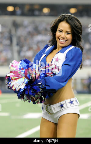 25. Oktober 2010 wie die New York Giants besiegen - Arlington, Texas, Vereinigte Staaten von Amerika - Mitglieder der Dallas Cowboys Cheerleaders während der Spielaktion ihre NFC East Rivalen die Dallas Cowboys 41-35 im Cowboys Stadium in Arlington, Texas. (Kredit-Bild: © Steven Leija/Southcreek Global/ZUMApress.com) Stockfoto