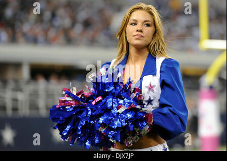 25. Oktober 2010 wie die New York Giants besiegen - Arlington, Texas, Vereinigte Staaten von Amerika - Mitglieder der Dallas Cowboys Cheerleaders während der Spielaktion ihre NFC East Rivalen die Dallas Cowboys 41-35 im Cowboys Stadium in Arlington, Texas. (Kredit-Bild: © Steven Leija/Southcreek Global/ZUMApress.com) Stockfoto