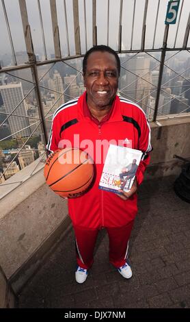 26. Oktober 2010 - Manhattan, New York, USA - das Empire State Building beherbergt, legendären Harlem Globetrotter und Basket Ball of Fame MEADOWLARK Zitrone wie er sein neue Buch fördert '' Vertrauen Ihre nächsten Schuss: A Guide, A Life Of Joy "(Credit-Bild: © Bryan Smith/ZUMApress.com) Stockfoto