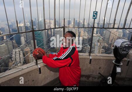 26. Oktober 2010 - Manhattan, New York, USA - das Empire State Building beherbergt, legendären Harlem Globetrotter und Basket Ball of Fame MEADOWLARK Zitrone wie er sein neue Buch fördert '' Vertrauen Ihre nächsten Schuss: A Guide, A Life Of Joy "(Credit-Bild: © Bryan Smith/ZUMApress.com) Stockfoto