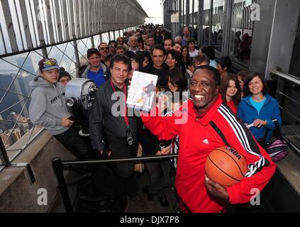 26. Oktober 2010 - Manhattan, New York, USA - das Empire State Building beherbergt, legendären Harlem Globetrotter und Basket Ball of Fame MEADOWLARK Zitrone wie er sein neue Buch fördert '' Vertrauen Ihre nächsten Schuss: A Guide, A Life Of Joy "(Credit-Bild: © Bryan Smith/ZUMApress.com) Stockfoto