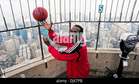 26. Oktober 2010 - New York, NY, USA - das Empire State Building beherbergt, legendären Harlem Globetrotter und Basket Ball of Fame MEADOWLARK Zitrone wie er sein neue Buch fördert "Trust Your nächsten Schuss: A Guide, A Life Of Joy." (Bild Kredit: Bryan Smith/ZUMApress.com ©) Stockfoto