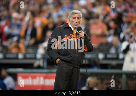 27. Oktober 2010 - San Francisco, CA, USA - Sänger Tony Bennett führt '' I left my Heart in San Francisco'' in Spiel eins der Serie zwischen den San Francisco Giants und den Texas Rangers im AT&T Park, 27. Oktober 2010 in San Francisco, Kalifornien (Credit-Bild: © Sacramento Bee/ZUMApress.com) Stockfoto