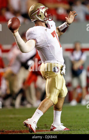 28. Oktober 2010 - Raleigh, Carter-Finley Stadium, wirft Vereinigte Staaten von Amerika - Florida State Quarterback Christian Ponder (#7) downfield früh in der ersten Hälfte. (Kredit-Bild: © Jack Tarr/Southcreek Global/ZUMApress.com) Stockfoto