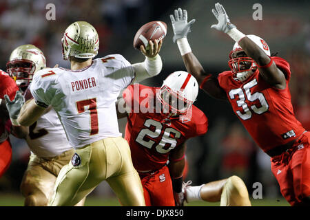 28. Oktober 2010 - Raleigh, Carter-Finley Stadium, erhält die Vereinigten Staaten von Amerika - Florida State Quarterback Christian Ponder (#7) dem Pass aus unter einem starken Ansturm während der ersten Hälfte. (Kredit-Bild: © Jack Tarr/Southcreek Global/ZUMApress.com) Stockfoto