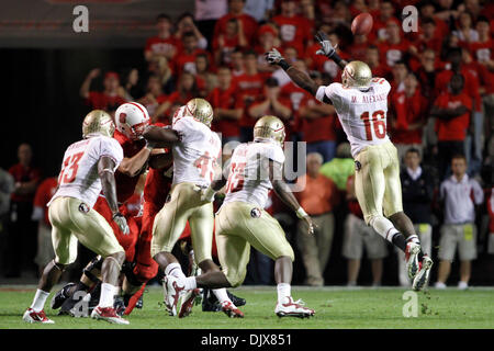 28. Oktober 2010 - Carter-Finley Stadium, Raleigh, Vereinigte Staaten von Amerika - Florida State Linebacker Mister Alexander #16) Blöcke ein Russell Wilson in der ersten Hälfte übergeben. (Kredit-Bild: © Jack Tarr/Southcreek Global/ZUMApress.com) Stockfoto