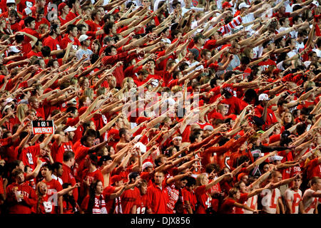 28. Oktober 2010 - Carter-Finley Stadium, Raleigh, Vereinigte Staaten von Amerika - NC State Fans lebendig nach NC State kommt von hinten, Florida State 28-24 zu schlagen. (Kredit-Bild: © Jack Tarr/Southcreek Global/ZUMApress.com) Stockfoto