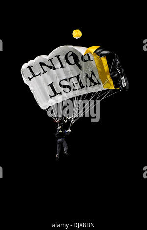 29. Oktober 2010 fällt - East Hartford, Connecticut, Vereinigte Staaten von Amerika - A Mitglied der uns Armee Golden Knights Fallschirm-Team-Mitglied auf das Feld. UConn besiegt West Virginia 16-13 in der Overtime bei Rentschler Field. (Kredit-Bild: © Geoff Bolte/Southcreek Global/ZUMApress.com) Stockfoto