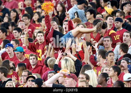 30. Oktober 2010 - Los Angeles, California, Vereinigte Staaten von Amerika - Trojan Fans hatten viel zu jubeln, da der Trojaner in der zweiten Hälfte kam und 14 Punkte schnell erzielte und ging eine 32-29 in Führung, bevor Oregon weggezogen.  Oregon würde fortfahren, um die Trojaner, 53-32 an der Los Angeles Memorial Coliseum zu besiegen. (Kredit-Bild: © Tony Leon/Southcreek Global/ZUMApress.com) Stockfoto