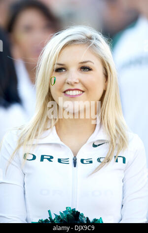 30. Oktober 2010 - Los Angeles, California, Vereinigte Staaten von Amerika - University of Oregon Cheerleader hatten viel zu jubeln, da Oregon gehen würde die Trojaner, 53-32 an der Los Angeles Memorial Coliseum zu besiegen. (Kredit-Bild: © Tony Leon/Southcreek Global/ZUMApress.com) Stockfoto