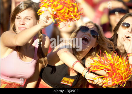 30. Oktober 2010 - Los Angeles, California, Vereinigte Staaten von Amerika - USC Fans hätte viel zu als die gehaltenen jubeln die Führung früh in der zweiten Quartal 32-29, bevor Oregon ziehen würde Weg und gehen Sie auf zu besiegen die Trojaner, 53-32 an der Los Angeles Memorial Coliseum. (Kredit-Bild: © Tony Leon/Southcreek Global/ZUMApress.com) Stockfoto