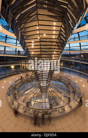 Innenraum der Reichstagskuppel beleuchtet in der Nacht. Berlin, Deutschland. Stockfoto