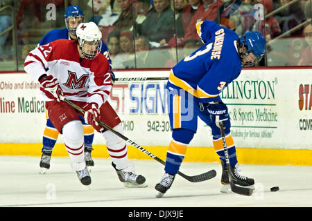 30. Oktober 2010 - Oxford, Ohio, Vereinigte Staaten von Amerika - Miami (OH) Universität links vorwärts Justin Vaive (#22) bewacht Lake Superior State University Defenseman Dillin Stonehouse (#3) in der ersten Periode des Spiels Miami University Steve Cady Arena at Goggin Ice Center in Oxford, Ohio, Freitag Abend 30. Oktober 2010. Die Miami University Redhawks besiegte die Lake Superio Stockfoto