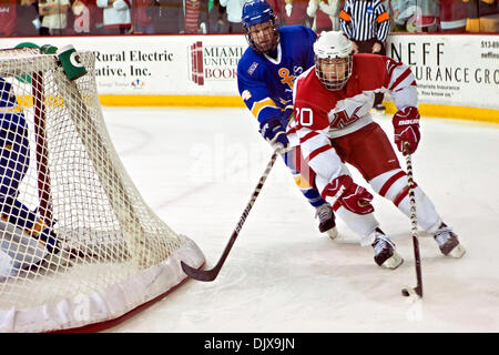 30. Oktober 2010 - Oxford, Ohio, Vereinigte Staaten von Amerika - Miami (OH) Universität rechts vorwärts Pat Cannone (#20) und Lake Superior State University Defenseman Zach Trotman (#4) in der ersten Periode des Spiels Miami University Steve Cady Arena at Goggin Ice Center in Oxford, Ohio, Freitag Abend 30. Oktober 2010. Die Miami University Redhawks besiegt den Lake Superior Zustand Stockfoto