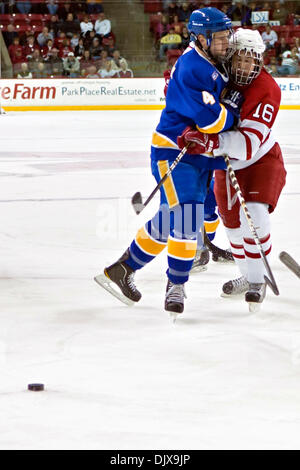 30. Oktober 2010 - Oxford, Ohio, Vereinigte Staaten von Amerika - Miami (OH) Universität links vorwärts Curtis McKenzie (#16) und Lake Superior State University Defenseman Zach Trotman (#4) in der ersten Periode des Spiels Miami University Steve Cady Arena at Goggin Ice Center in Oxford, Ohio, Freitag Abend 30. Oktober 2010. Die Miami University Redhawks besiegt den Lake Superior-Sta Stockfoto