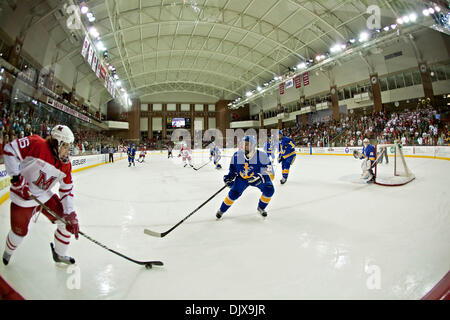 30. Oktober 2010 - Oxford, Ohio, Vereinigte Staaten von Amerika - Miami (OH) Universität links vorwärts Curtis McKenzie (#16) und Lake Superior State University Verteidiger Matt Bruneteau (#27) in der ersten Periode des Spiels Miami University Steve Cady Arena at Goggin Ice Center in Oxford, Ohio, Freitag Abend 30. Oktober 2010. Die Miami University Redhawks besiegt dem Lake Superior Stockfoto