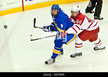 30. Oktober 2010 - Oxford, Ohio, Vereinigte Staaten von Amerika - Miami (OH) Universität Recht Verteidiger Steven Spinell (#44) und Lake Superior State University nach vorn Kyle Jean (#9) in der dritten Periode des Spiels Miami University Steve Cady Arena at Goggin Ice Center in Oxford, Ohio, Freitag Abend 30. Oktober 2010. Die Miami University Redhawks besiegt den Lake Superior Zustand Stockfoto