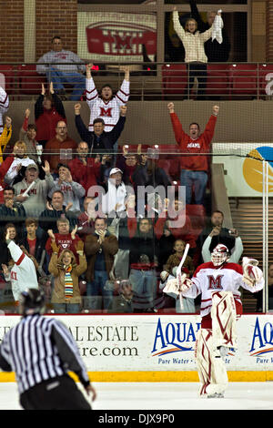 30. Oktober 2010 feiern - Oxford, Ohio, Vereinigte Staaten von Amerika - Miami (OH) Universität Torhüter Connor Knapp (#31) und Fans, wie sie ihr Spiel gegen Lake Superior State University in der Überstunden-Shooting aus dem Spiel in Miami University Steve Cady Arena am Goggin Ice Center in Oxford, Ohio, Samstagabend 30. Oktober 2010 zu gewinnen. Die Miami University Redhawks besiegte die Stockfoto