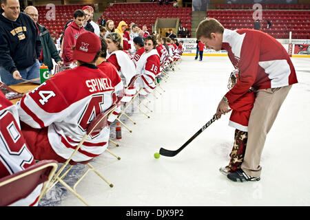 30. Oktober 2010 - Oxford, Ohio, Vereinigte Staaten von Amerika - Miami (OH) University Athletic Trainer Jason Eckerle hilft seinem Sohn Drew, 2 1/2 Spiel hinter den Kulissen der Mannschaften Autogrammstunde nach Überstunden Shooting in Miami University Steve Cady Arena am Goggin Ice Center in Oxford, Ohio, Samstagabend 30. Oktober 2010. Die Miami University Redhawks besiegte am See Stockfoto