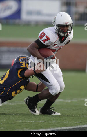30. Oktober 2010 - wird Kent, Ohio, Vereinigte Staaten von Amerika - 30. Oktober 2010 - Kent, Ohio - Ball State Kardinäle Wide Receiver Otis Brown (#87) von Kent State Golden Blitze Linebacker Luke Batton (#30) in der zweiten Hälfte während eines Spiels zwischen der Kent State Golden blinkt und der Ball State Kardinäle Dix Stadium angegangen.  Kent State schlagen Ball State 33-14. (Kredit-Bild: © Bryan Rin Stockfoto