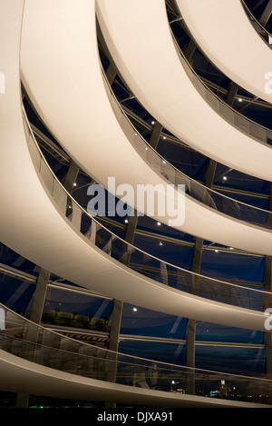 Die Spirale Weg in die gläserne Kuppel des Reichstagsgebäudes in Berlin, Deutschland. Stockfoto