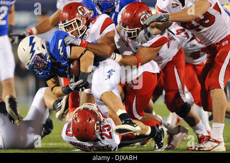 30. Oktober 2010 - Colorado Springs, Colorado, Vereinigte Staaten von Amerika - Air Force Falcons Runningback Cody Getz (28) von einer Horde von Utah Verteidiger in Angriff genommen wird wie die Utah Utes #7 rangiert der Air Force Academy Falcons 28-23 Falcon Stadium besiegt. (Kredit-Bild: © Andrew Fielding/Southcreek Global/ZUMApress.com) Stockfoto