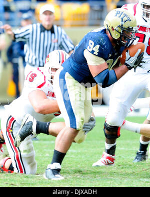 30. Oktober 2010 - Pittsburgh, Pennsylvania, Vereinigte Staaten von Amerika - 30. Oktober 2010: Pittsburgh Panther DL Myles Caragein (#94) kehrt ein Fumble Recovery tief in Louisville Territorium in zweiten Hälfte Aktion bei Heinz Field in Pittsburgh, Pennsylvania. Pittsburgh besiegt Louisville 20-3. (Kredit-Bild: © Paul Lindenfelser/Southcreek Global/ZUMApress.com) Stockfoto