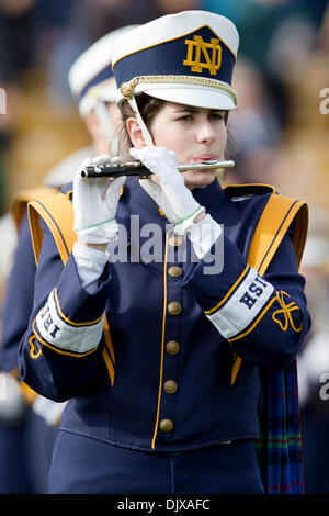 30. Oktober 2010 führt - South Bend, Indiana, Vereinigte Staaten von Amerika - Notre Dame Bandmitglied während der NCAA Football-Spiel zwischen Tulsa und Notre Dame.  Tulsa Golden Hurricane besiegt die Notre Dame Fighting Irish 28-27 im Spiel im Stadion von Notre Dame in South Bend, Indiana. (Kredit-Bild: © John Mersits/Southcreek Global/ZUMApress.com) Stockfoto