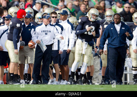 30. Oktober 2010 - South Bend, Indiana, Vereinigte Staaten von Amerika - Notre Dame Quarterback Tommy Rees (#13) tritt das Spiel zwischen Tulsa und Notre Dame.  Tulsa Golden Hurricane besiegt die Notre Dame Fighting Irish 28-27 im Spiel im Stadion von Notre Dame in South Bend, Indiana. (Kredit-Bild: © John Mersits/Southcreek Global/ZUMApress.com) Stockfoto