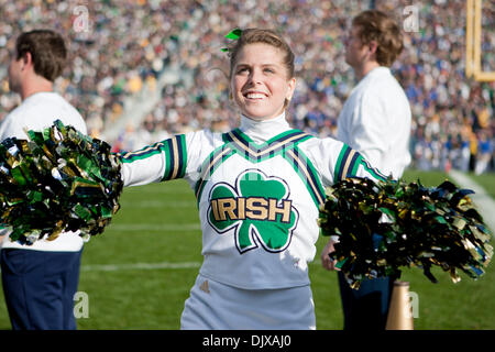 30. Oktober 2010 führt - South Bend, Indiana, Vereinigte Staaten von Amerika - Notre Dame Cheerleader während der NCAA Football-Spiel zwischen Tulsa und Notre Dame.  Tulsa Golden Hurricane besiegt die Notre Dame Fighting Irish 28-27 im Spiel im Stadion von Notre Dame in South Bend, Indiana. (Kredit-Bild: © John Mersits/Southcreek Global/ZUMApress.com) Stockfoto