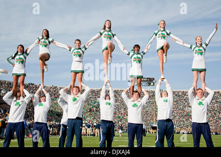 30. Oktober 2010 durchführen - South Bend, Indiana, Vereinigte Staaten von Amerika - Notre Dame Cheerleader während der NCAA Football-Spiel zwischen Tulsa und Notre Dame.  Tulsa Golden Hurricane besiegt die Notre Dame Fighting Irish 28-27 im Spiel im Stadion von Notre Dame in South Bend, Indiana. (Kredit-Bild: © John Mersits/Southcreek Global/ZUMApress.com) Stockfoto