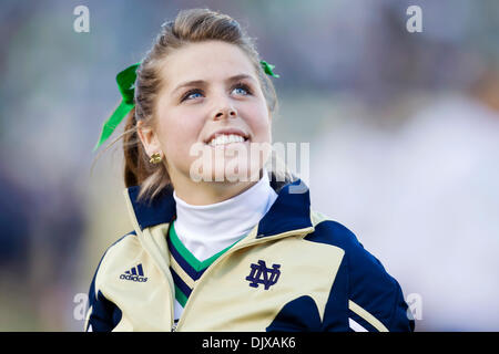 30. Oktober 2010 führt - South Bend, Indiana, Vereinigte Staaten von Amerika - Notre Dame Cheerleader während der NCAA Football-Spiel zwischen Tulsa und Notre Dame.  Tulsa Golden Hurricane besiegt die Notre Dame Fighting Irish 28-27 im Spiel im Stadion von Notre Dame in South Bend, Indiana. (Kredit-Bild: © John Mersits/Southcreek Global/ZUMApress.com) Stockfoto