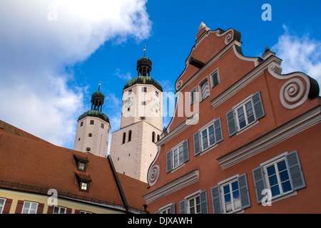 Verschneite Panorama der Wending (Gemeinde im Bezirk Bayern, Deutschland) mit St. Emmeram Kirche im Hintergrund Stockfoto
