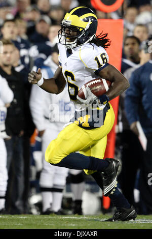 30. Oktober 2010 quarterback - State College, Pennsylvania, Vereinigte Staaten von Amerika - Michigan Wolverines Denard Robinson (16) läuft für einen Touchdown in Aktion im Spiel im Beaver Stadium in State College, Pennsylvania statt. (Kredit-Bild: © Alex Cena/Southcreek Global/ZUMApress.com) Stockfoto