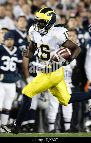 30. Oktober 2010 quarterback - State College, Pennsylvania, Vereinigte Staaten von Amerika - Michigan Wolverines Denard Robinson (16) läuft für einen Touchdown in Aktion im Spiel im Beaver Stadium in State College, Pennsylvania statt. (Kredit-Bild: © Alex Cena/Southcreek Global/ZUMApress.com) Stockfoto