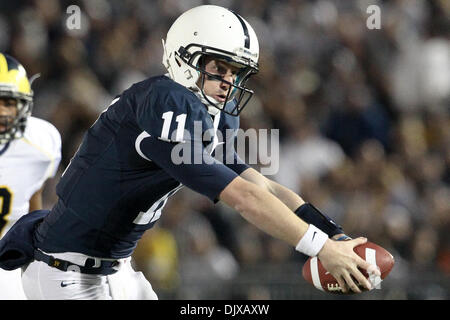 30. Oktober 2010 - State College, Pennsylvania, Vereinigte Staaten von Amerika - Penn State Nittany Lions quarterback Matthew McGloin (11) in Aktion im Spiel im Beaver Stadum in State College, Pennsylvania statt. (Kredit-Bild: © Alex Cena/Southcreek Global/ZUMApress.com) Stockfoto