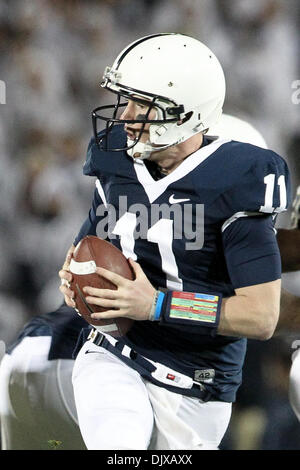 30. Oktober 2010 - State College, Pennsylvania, Vereinigte Staaten von Amerika - Penn State Nittany Lions quarterback Matthew McGloin (11) in Aktion im Spiel im Beaver Stadum in State College, Pennsylvania statt. (Kredit-Bild: © Alex Cena/Southcreek Global/ZUMApress.com) Stockfoto