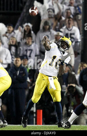 30. Oktober 2010 quarterback - State College, Pennsylvania, Vereinigte Staaten von Amerika - Michigan Wolverines Denard Robinson (16) in Aktion im Spiel im Beaver Stadum in State College, Pennsylvania statt. (Kredit-Bild: © Alex Cena/Southcreek Global/ZUMApress.com) Stockfoto