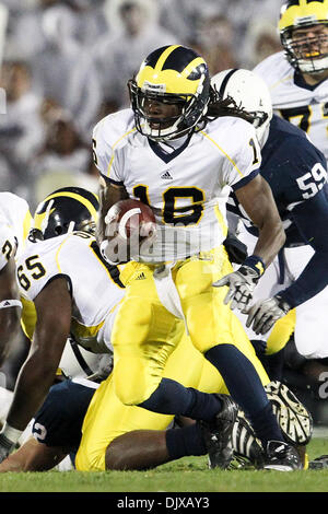 30. Oktober 2010 quarterback - State College, Pennsylvania, Vereinigte Staaten von Amerika - Michigan Wolverines Denard Robinson (16) in Aktion im Spiel im Beaver Stadum in State College, Pennsylvania statt. (Kredit-Bild: © Alex Cena/Southcreek Global/ZUMApress.com) Stockfoto