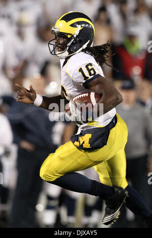 30. Oktober 2010 quarterback - State College, Pennsylvania, Vereinigte Staaten von Amerika - Michigan Wolverines Denard Robinson (16) läuft für einen Touchdown in Aktion im Spiel im Beaver Stadium in State College, Pennsylvania statt. (Kredit-Bild: © Alex Cena/Southcreek Global/ZUMApress.com) Stockfoto