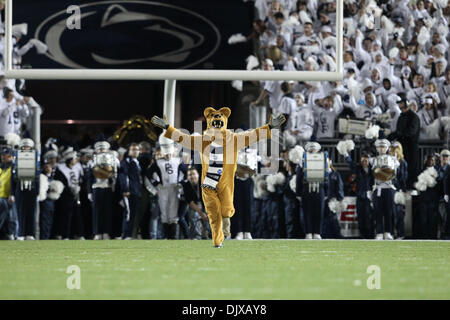 30. Oktober 2010 statt - State College, Pennsylvania, Vereinigte Staaten von Amerika - Penn State Nittany Lions Maskottchen in Aktion im Spiel im Beaver Stadium in State College, Pennsylvania.   Penn State besiegt Michigan 41-31 (Credit-Bild: © Alex Cena/Southcreek Global/ZUMApress.com) Stockfoto