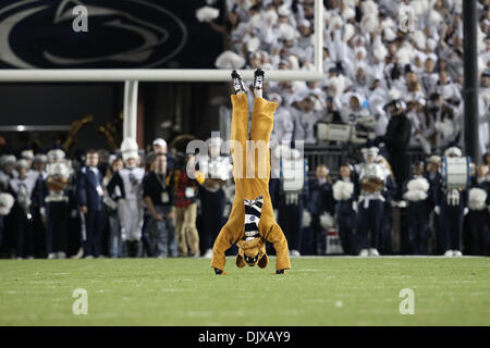 30. Oktober 2010 statt - State College, Pennsylvania, Vereinigte Staaten von Amerika - Penn State Nittany Lions Maskottchen in Aktion im Spiel im Beaver Stadium in State College, Pennsylvania.   Penn State besiegt Michigan 41-31 (Credit-Bild: © Alex Cena/Southcreek Global/ZUMApress.com) Stockfoto