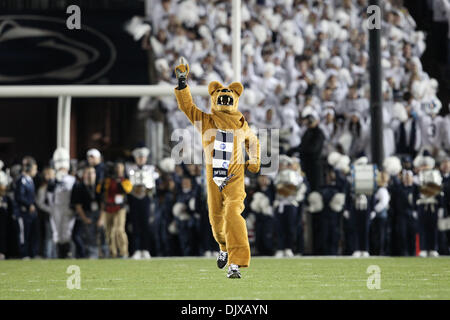 30. Oktober 2010 statt - State College, Pennsylvania, Vereinigte Staaten von Amerika - Penn State Nittany Lions Maskottchen in Aktion im Spiel im Beaver Stadium in State College, Pennsylvania.   Penn State besiegt Michigan 41-31 (Credit-Bild: © Alex Cena/Southcreek Global/ZUMApress.com) Stockfoto
