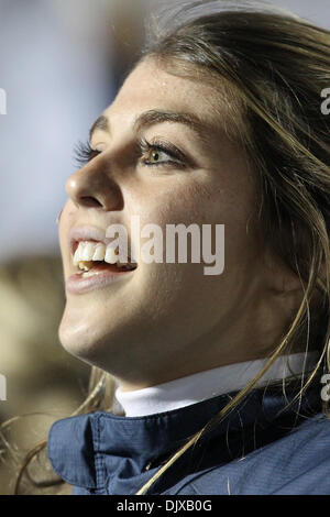 30. Oktober 2010 statt - State College, Pennsylvania, Vereinigte Staaten von Amerika - Penn State Nittany Lions Cheerleader in Aktion im Spiel im Beaver Stadium in State College, Pennsylvania.   Penn State besiegt Michigan 41-31 (Credit-Bild: © Alex Cena/Southcreek Global/ZUMApress.com) Stockfoto