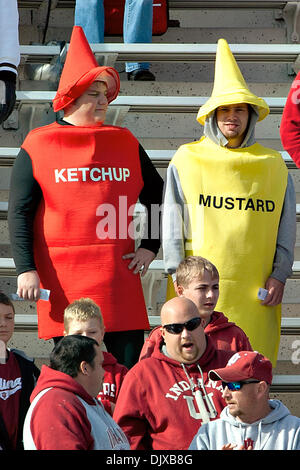 30. Oktober 2010 - Bloomington, Indiana, Vereinigte Staaten von Amerika - Fans feiern Halloween und die Heimmannschaft während der Pre-game Veranstaltungen zu unterstützen. Northwestern besiegte Indiana 20-17 im Spiel im Memorial Stadium in Bloomington, Indiana. (Kredit-Bild: © Dan Cavallini/Southcreek Global/ZUMApress.com) Stockfoto