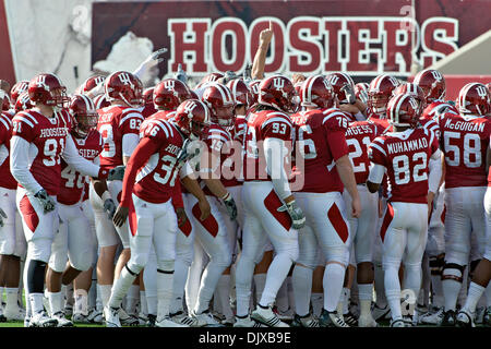 30. Oktober 2010 bereiten - Bloomington, Indiana, Vereinigte Staaten von Amerika - Indiana-Football-Spieler auf das Feld zu nehmen. Northwestern besiegte Indiana 20-17 im Spiel im Memorial Stadium in Bloomington, Indiana. (Kredit-Bild: © Dan Cavallini/Southcreek Global/ZUMApress.com) Stockfoto