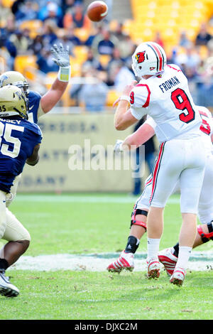 30. Oktober 2010 - Pittsburgh, Pennsylvania, Vereinigte Staaten von Amerika - 30. Oktober 2010: Louisville QB Adam Froman (#9) wirft einen Pass über einen entgegenkommenden Pittsburgh Störungssucher in zweiten Hälfte Aktion bei Heinz Field in Pittsburgh, Pennsylvania. Pittsburgh besiegt Louisville 20-3. (Kredit-Bild: © Paul Lindenfelser/Southcreek Global/ZUMApress.com) Stockfoto