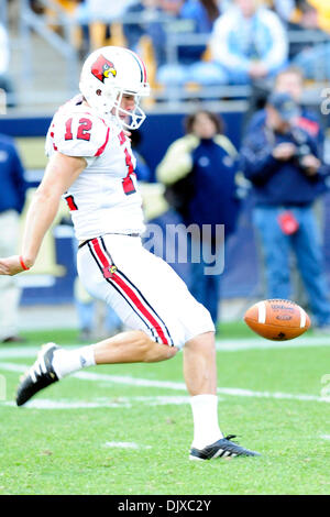 30. Oktober 2010 - Pittsburgh, Pennsylvania, Vereinigte Staaten von Amerika - 30. Oktober 2010: Louisville P Chris Philpott (#12) flache den Ball zurück zu den Pittsburgh Panthers in zweiten Hälfte Aktion bei Heinz Field in Pittsburgh, Pennsylvania. Pittsburgh besiegt Louisville 20-3. (Kredit-Bild: © Paul Lindenfelser/Southcreek Global/ZUMApress.com) Stockfoto