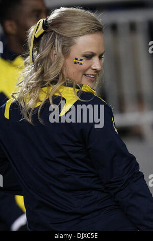 30. Oktober 2010 statt - State College, Pennsylvania, Vereinigte Staaten von Amerika - Michigan Wolverines Cheerleader in Aktion im Spiel im Beaver Stadium in State College, Pennsylvania.   Penn State besiegt Michigan 41-31 (Credit-Bild: © Alex Cena/Southcreek Global/ZUMApress.com) Stockfoto